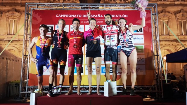 La ilicitana Tamara Gómez y Javier Lluch, campeones de España de Triatlón en A Coruña

 