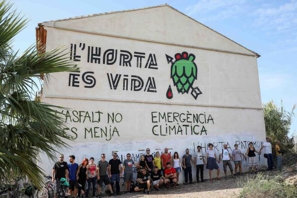 Declarar l’emergència climàtica i ampliar infraestructures que incrementen la petjada de carboni
