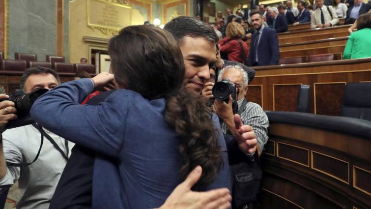 Pedro Sánchez (PSOE) y Pablo Iglesias (Podemos) se abrazan en una sesión del Congreso. Foto: EFE - 