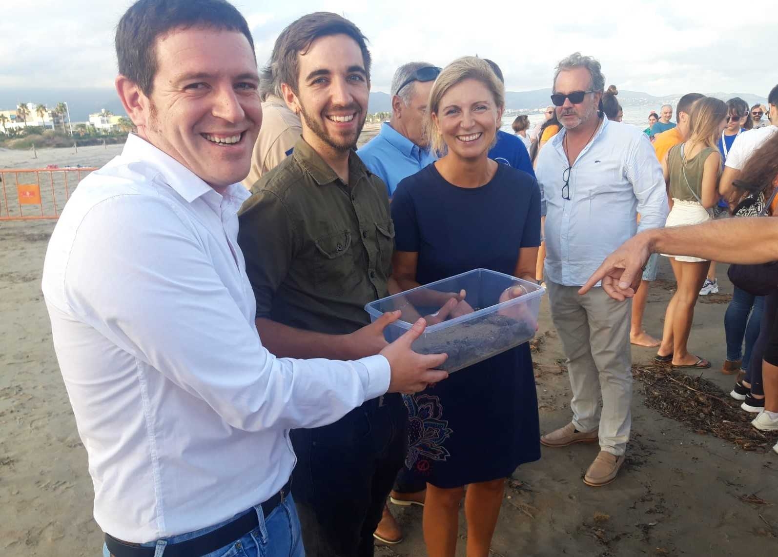 Castelló devuelve al mar las 33 tortugas que su madre depositó en la playa del Serradal