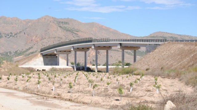 Los cuatro puentes del AVE en Orihuela tendrán alumbrado cuando aseguren el área tras las lluvias