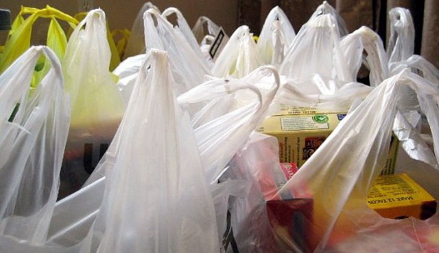 Nos quedaremos sin bolsas de plástico en 2020 (pero las pagaremos hasta 2018)