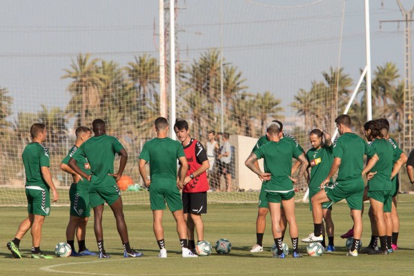 La plantilla del Elche dice desconocer las acusaciones de Ledes y condena el racismo
