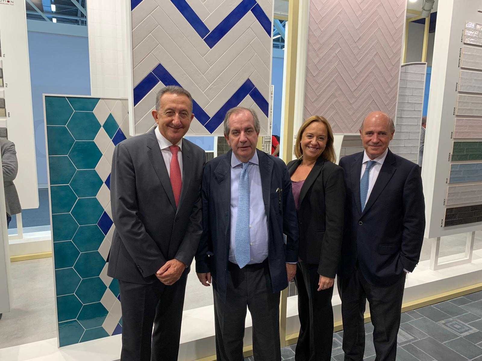 Juan Pajares, segundo por la izquierda, durante su visita a Cersaie, donde fue recibido por el presidente de Cevisama y máximo responsable de Natucer, Manuel Rubert (izqda.). - 