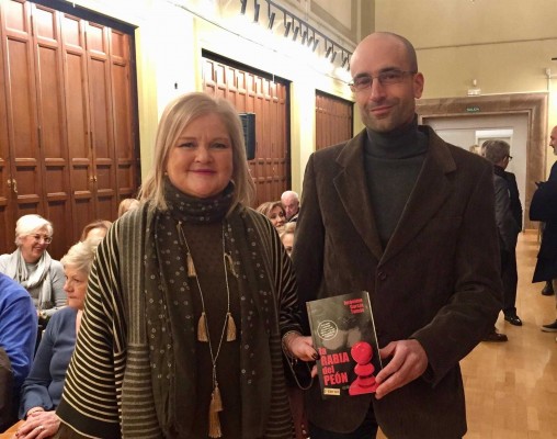 El Ateneo premia la carrera literaria de Víctor del Árbol en su Noche Valenciana de las Letras