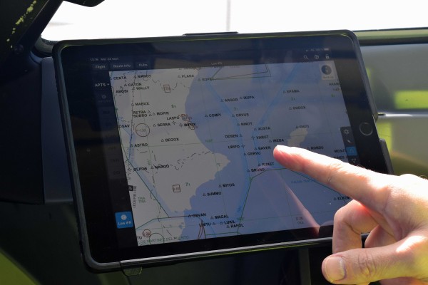 Air Nostrum ahorrará 148 toneladas de combustible al sustituir manuales de vuelo por tablets