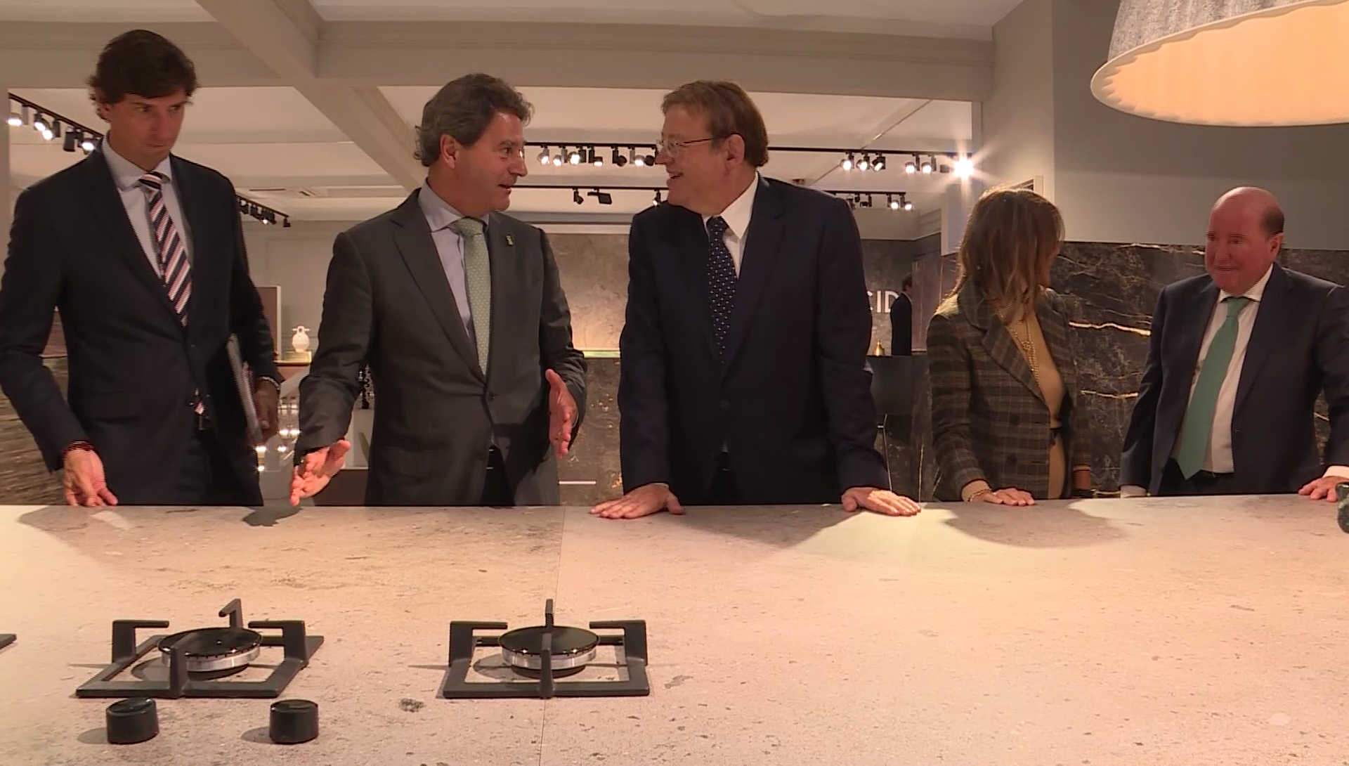 Puig conversa con el empresario Miguel Ángel Michavila durante su visita al stand de Torrecid. A su izquierda, el presidente del grupo castellonense, Federico Michavila, la directora general Empar Martínez y, a la izquierda de la imagen, el nuevo sec - 