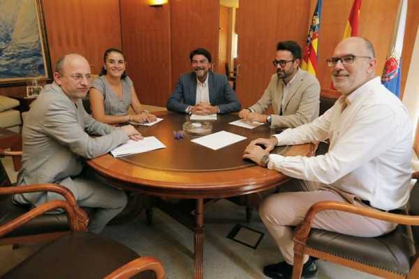 Transición Ecológica y Alicante hacen piña con una comisión frente a los depósitos del Puerto