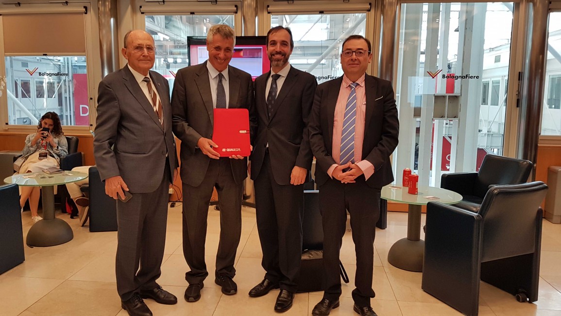 Armando Cafiero, secretario general de Confindustria, recibe en Bolonia el portafolio rojo acreditativo de su participación en la próxima edición de Qualicer. En la foto, junto a los miembros del comité organizador del congreso castellonense. - 