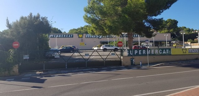 La Policía Local de Teulada-Moraira precinta el supermercado ilegal de la carretera de Calp