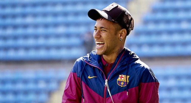 
Neymar se reúne con el club, que le remite a los 222 millones de su cláusula