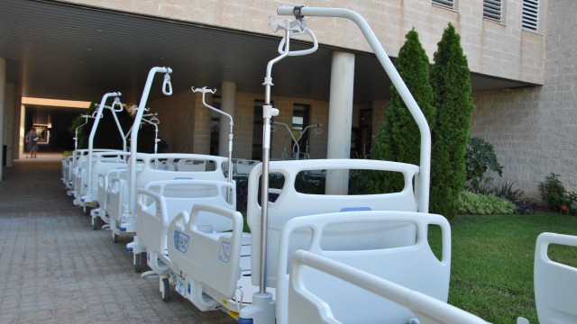 El Hospital La Plana renueva las camas y las butacas de las habitaciones individuales