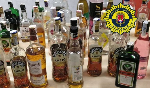 La Policía evita un macrobotellón y levanta 150 actas por consumo de alcohol en la calle en Alicante