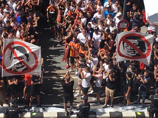 Un sector de la afición protesta contra Peter Lim