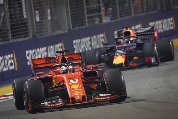 Vettel se alía con la estrategia para imponerse a Leclerc
