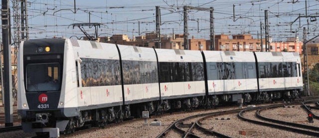 Vecinos de La Canyada cortan el metro para pedir frecuencias de 15 minutos