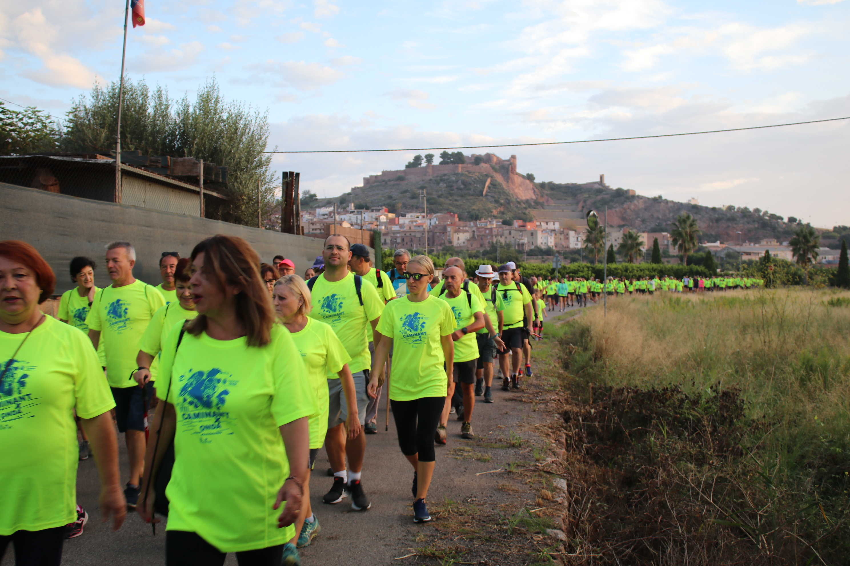 La marcha Caminant per Onda reúne a más de 600 personas y pone en valor el patrimonio natural