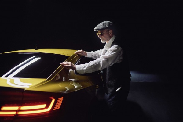 'No necesitas ojos para poder ver la belleza' - El fotógrafo ciego Pete Eckert presenta el nuevo Volkswagen Arteon con imágenes únicas