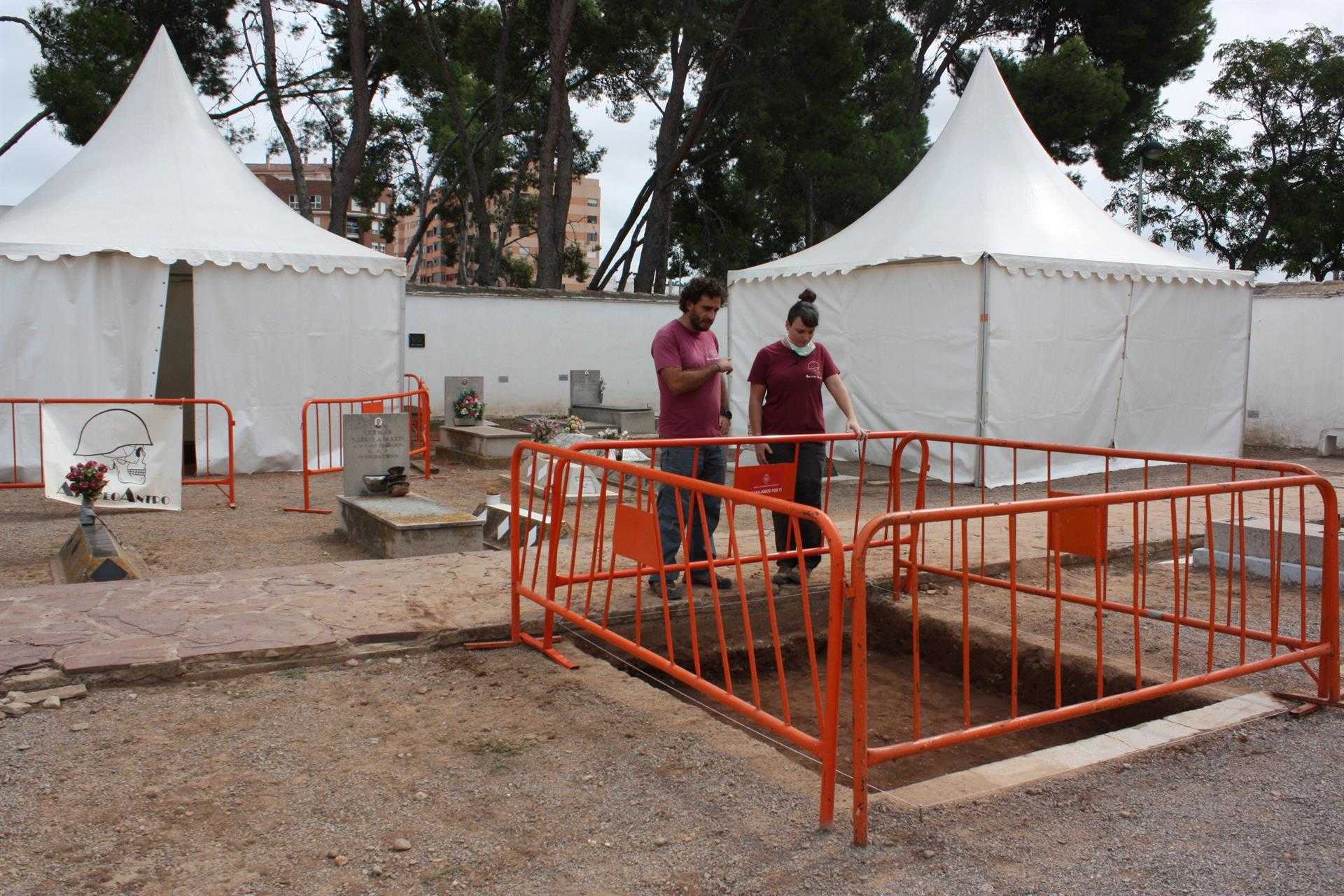 Las exhumaciones del cementerio civil de Castelló permiten recuperar cinco cuerpos en una semana