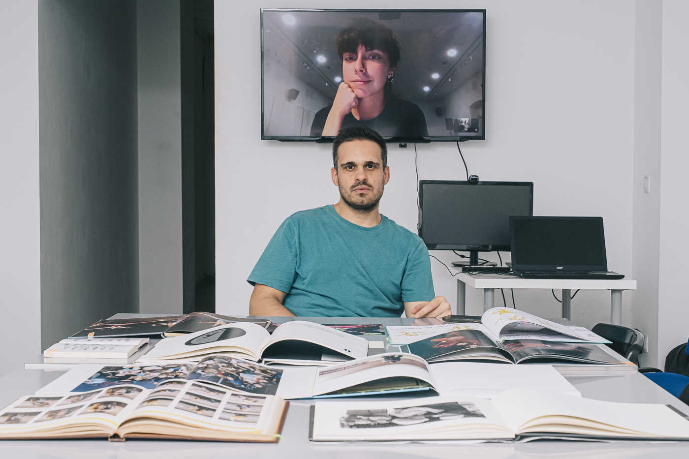 A ritmo de ‘BookJockey’: así es la práctica fotográfica que hace bailar a las imágenes