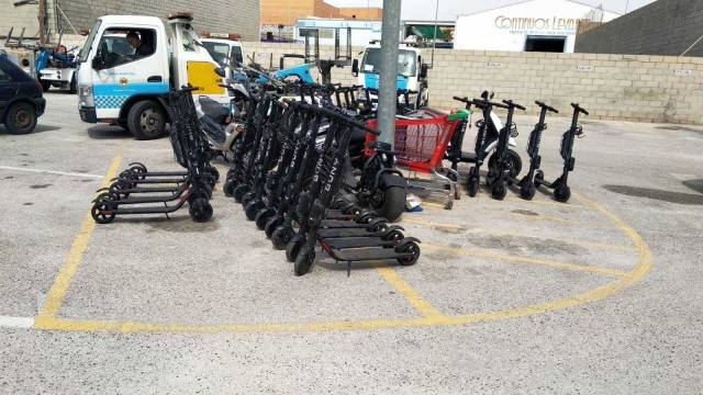 La Policía retira los patinetes eléctricos de una empresa instalados en la vía pública sin licencia