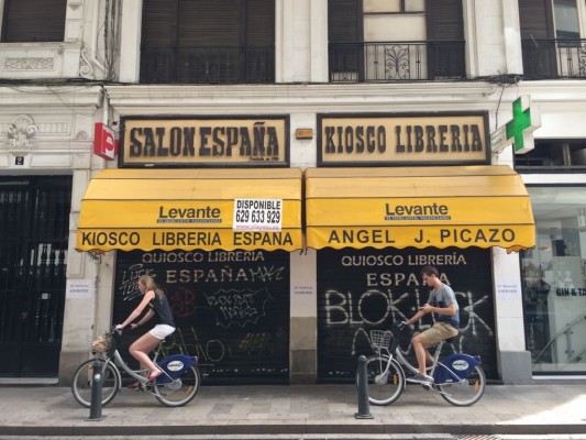 El histórico Kiosco España echa el cierre