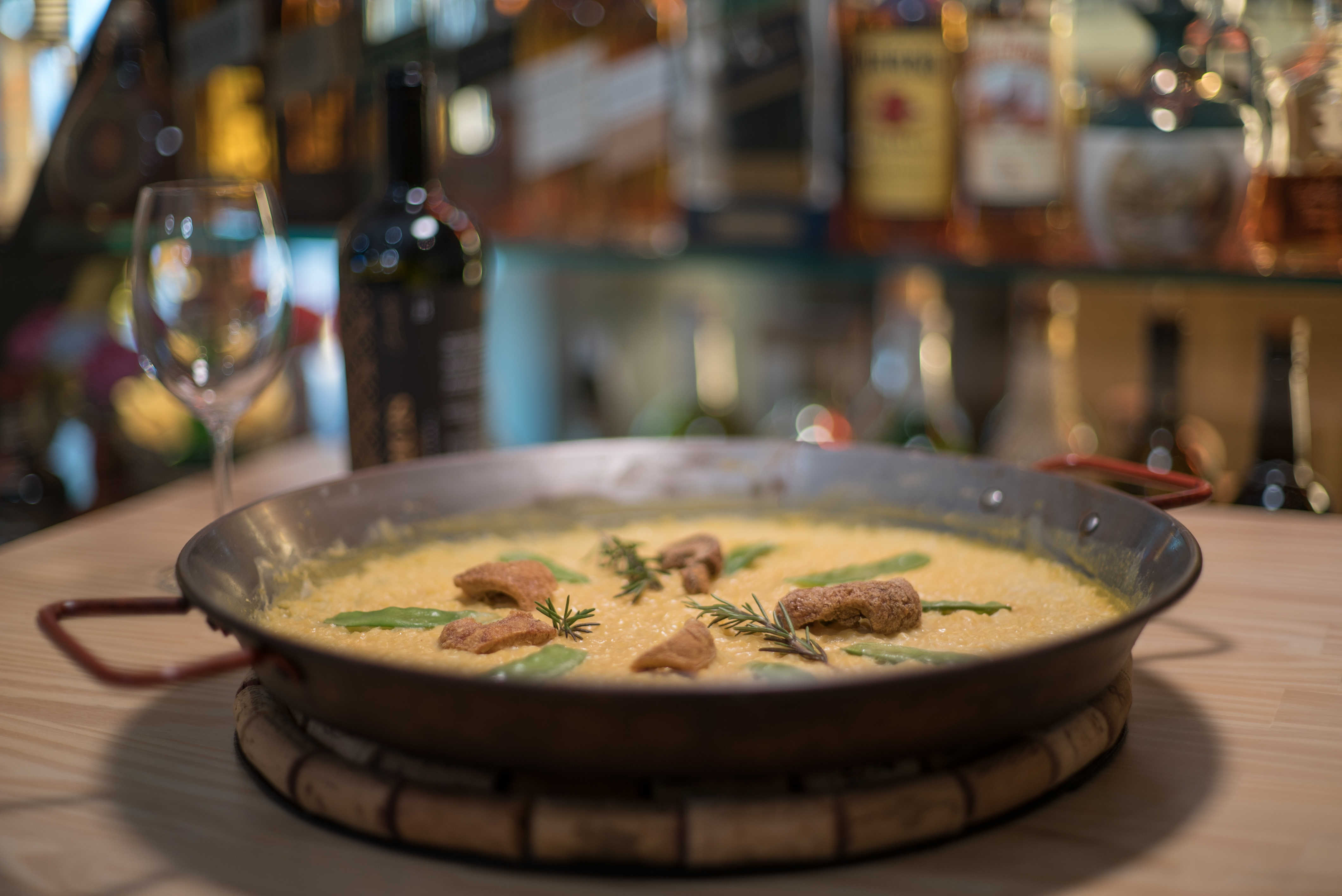 Alejandro Del Toro celebra el World Paella Day con un trampantojo de paella