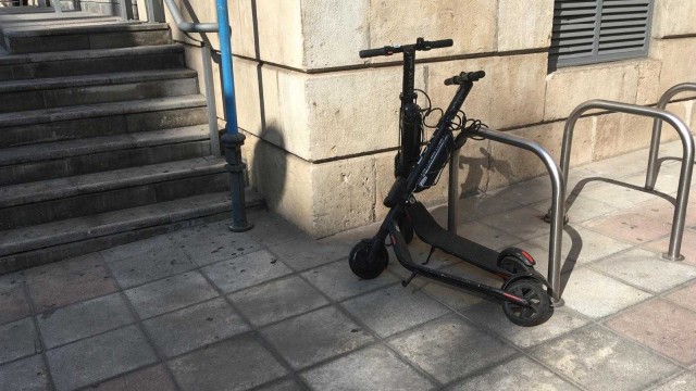 Alicante expedienta a una empresa de alquiler de patinetes por usar la vía pública sin permiso