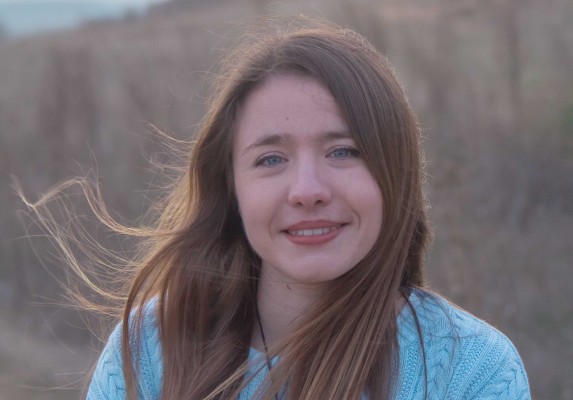 Cecilia Maldonado se inicia en la literatura juvenil con 'La tierra de los rostros quemados'