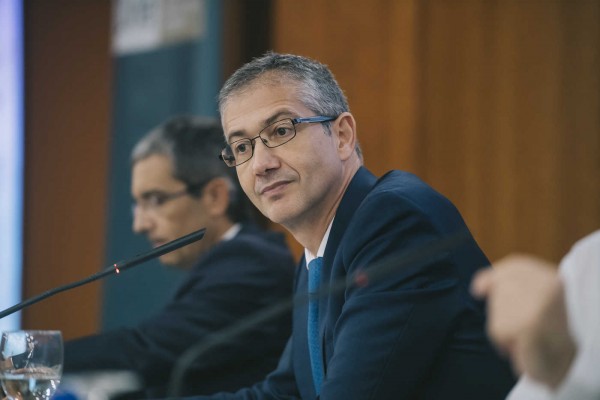 El gobernador del Banco de España pide en València a la banca que termine los 'deberes pendientes'