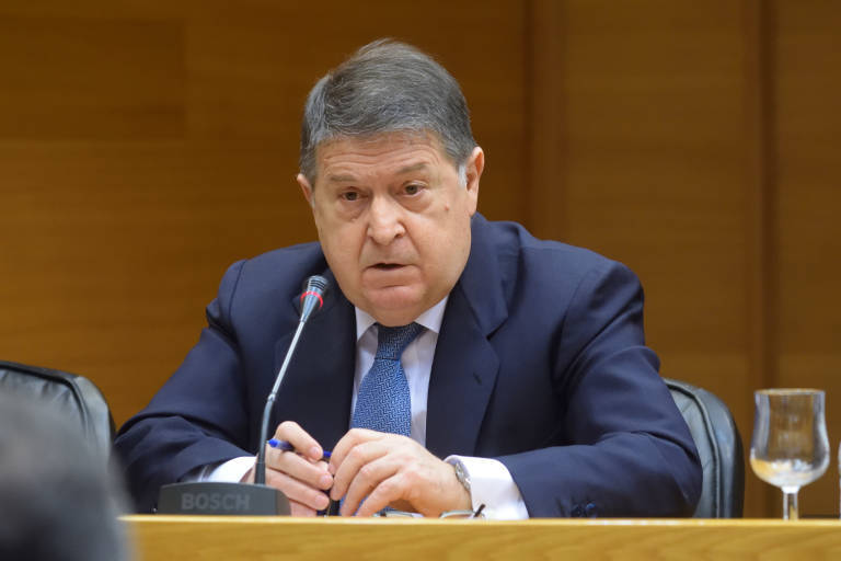 La defensa de Olivas le desmarca de Bancaja y alude a su puesto honorífico 