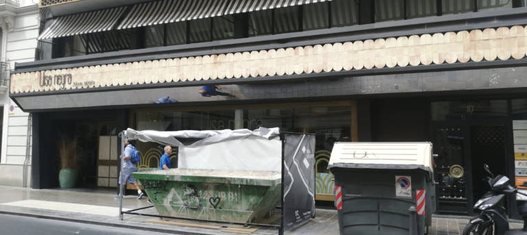 ¿Qué fue de regular los anuncios en contenedores de obra? Urbanismo echa balones fuera