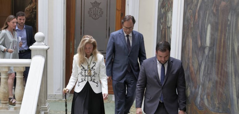 Mireya Palau, primera por la izquierda en la toma de posesión de la alcaldesa. Foto: ANTONIO PRADAS - 