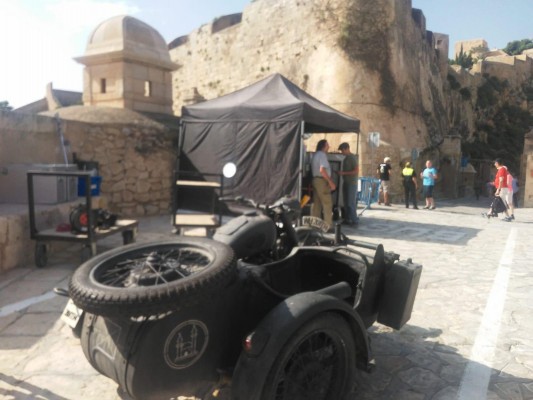 La serie de Movistar + sobre la novela 'Dime quién soy' se rueda en el Castillo de Santa Bárbara