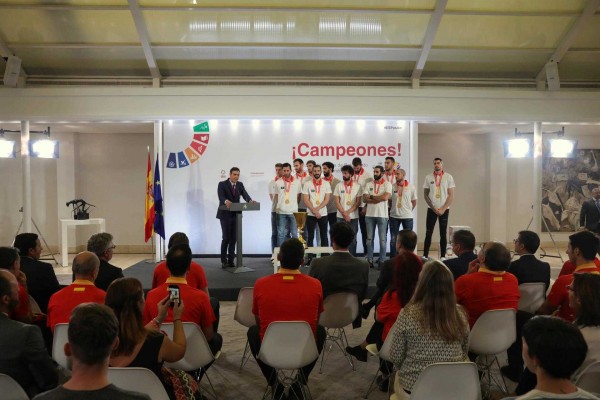 Sánchez empieza una ronda de llamadas a Iglesias, Casado y Rivera para saber si facilitarían o no su investidura