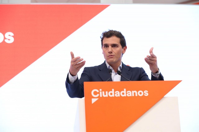 Rivera pide por carta a Sánchez una reunión urgente para que firme las condiciones de Cs 