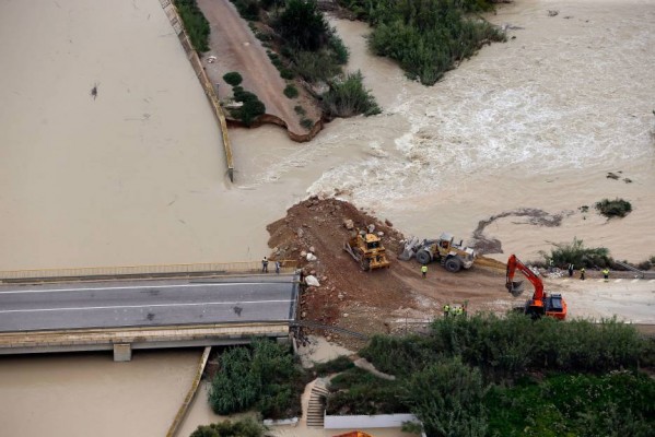 La CHS logra taponar la última rotura del cauce del Segura que anegaba el sur de Alicante
