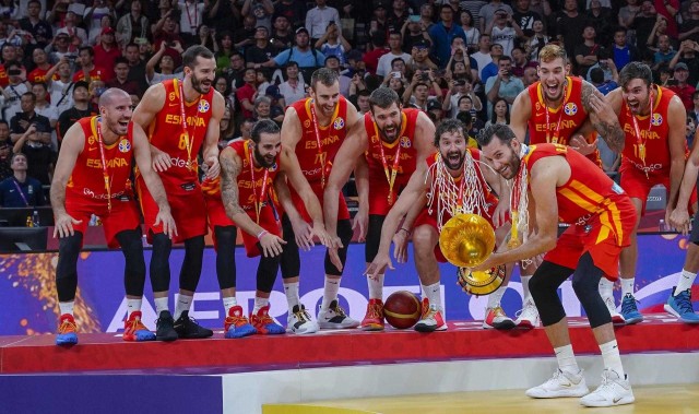 La selección española de baloncesto aterriza en Madrid con la Copa del Mundo