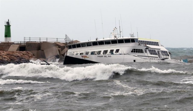 Baleària inicia la recogida de los elementos y eliminación del ferry encallado en Dénia 