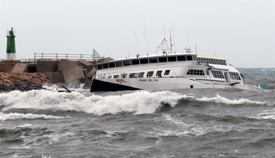 En la imagen, la situación del buque durante los días de temporal en el litoral de Dénia.EFE/Juan Carlos Cárdenas - 