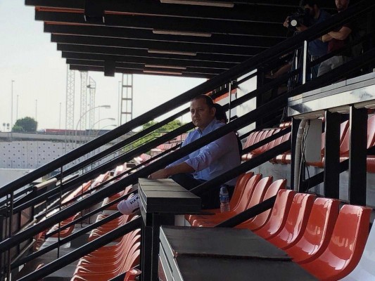 Murthy supervisa la sesión antes de viajar a Londres
