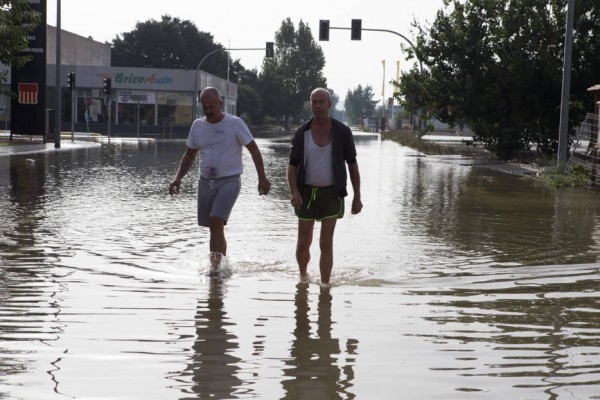 Las roturas en la mota de Almoradí se convierten en una pesadilla para contener las inundaciones
