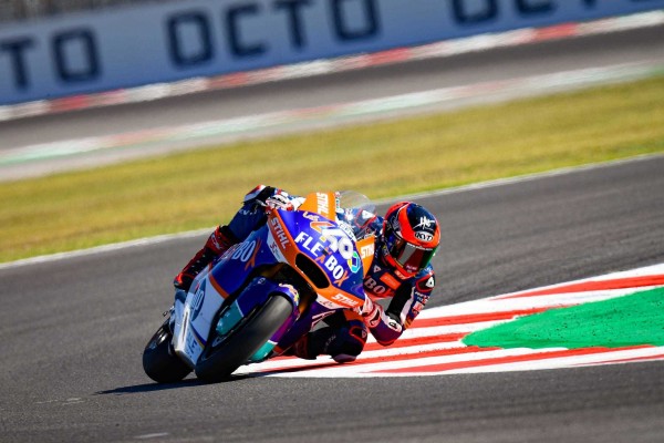 Fernández suma su tercera victoria y se acerca a Márquez