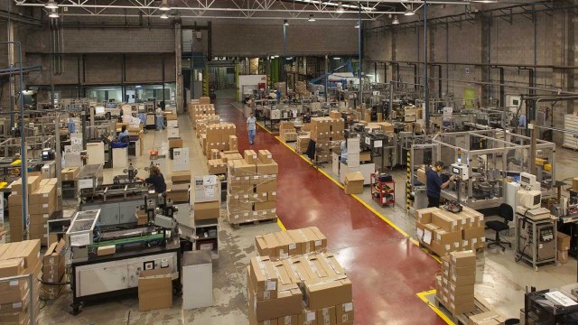 El alza del empleo en las grandes empresas se modera al 2,5% en julio y el del salario al 0,7%