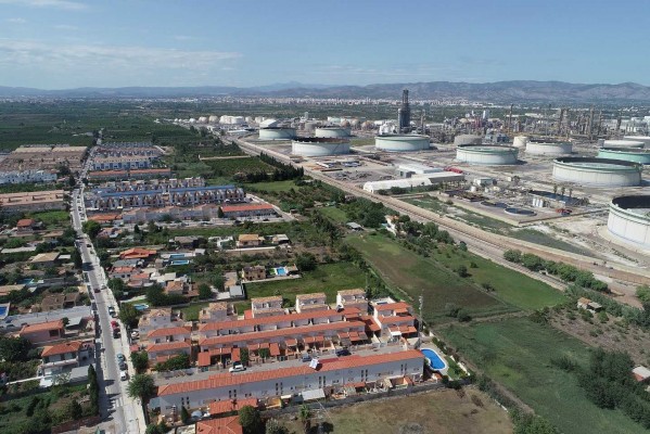 Un dron topografía los terrenos de la pantalla verde de Almassora para conocer la partición de las fincas