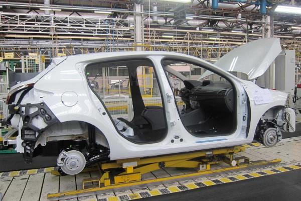 Renault anuncia la supresión de turnos en sus tres factorías de España por la bajada de actividad