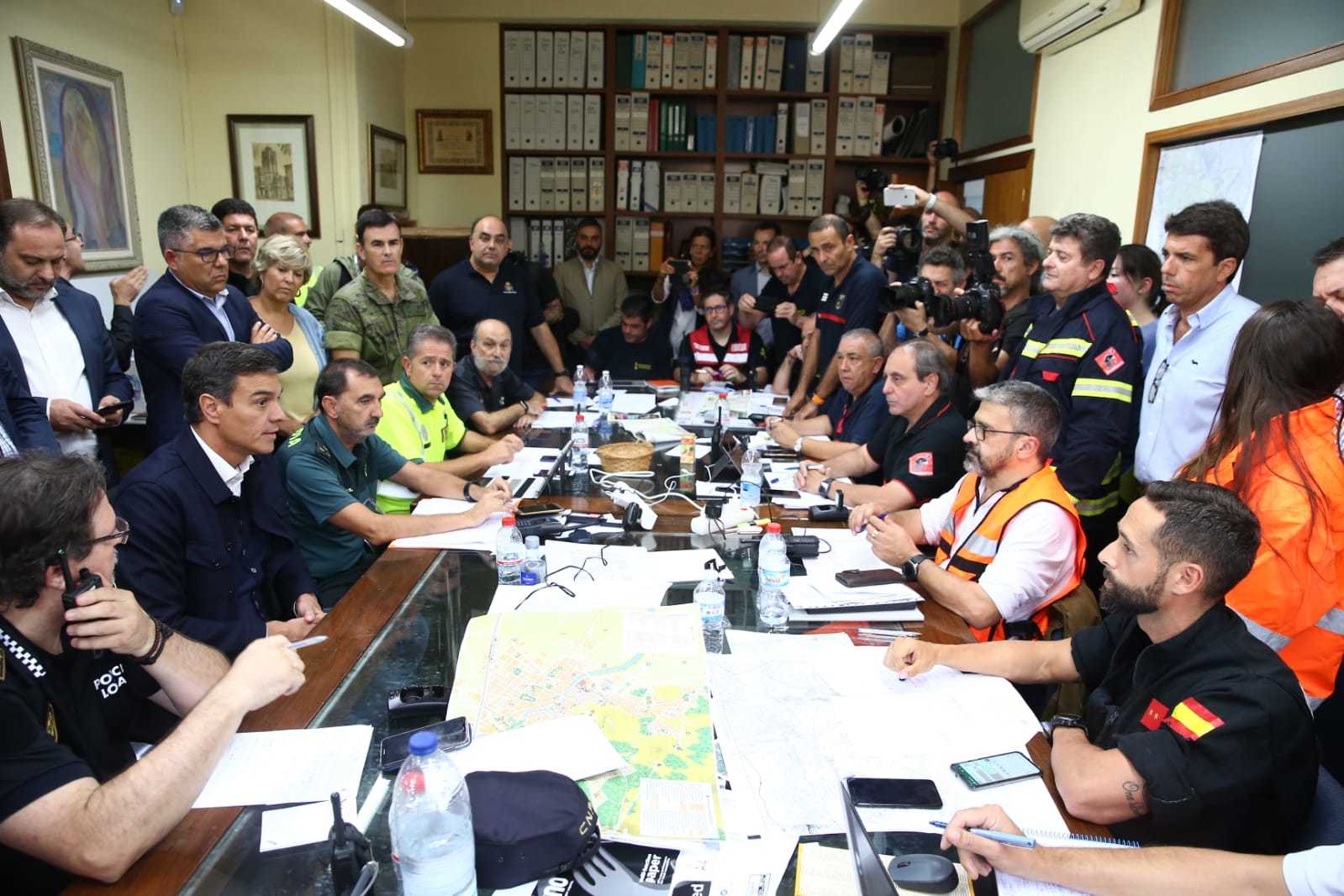 Sánchez dice a los vecinos de Orihuela que el Gobierno atenderá sus necesidades
