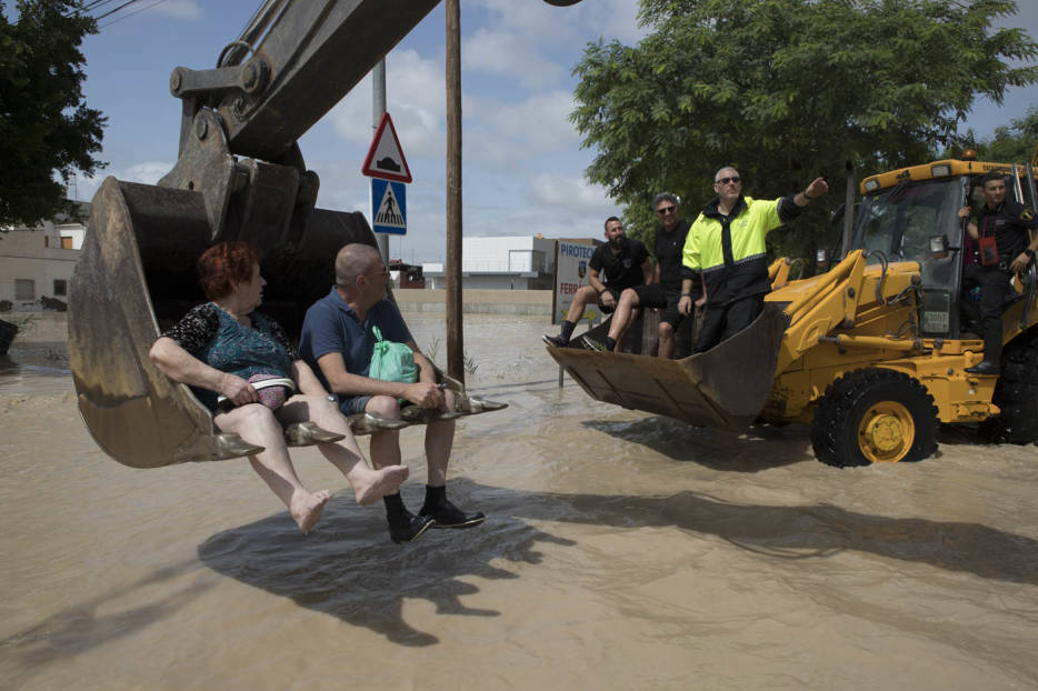 Las lluvias continuarán este sábado, pero con alerta amarilla; 34 carreteras de la Comunitat, cortadas por las lluvia