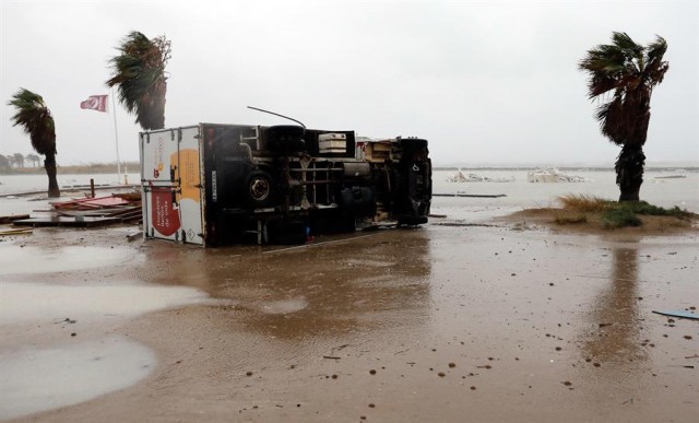 La DANA deja importantes daños en el litoral, trenes cortados y un muerto en Orihuela