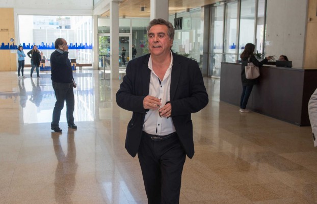 Enrique Ortiz traslada su oficina de nuevo al centro al alquilar el último local de Isla de Corfu